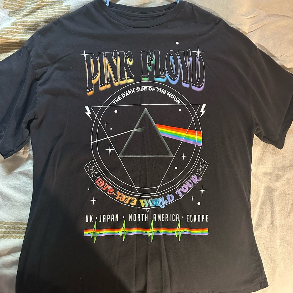 Size XS but fits like a M oversized shirt. NWOT